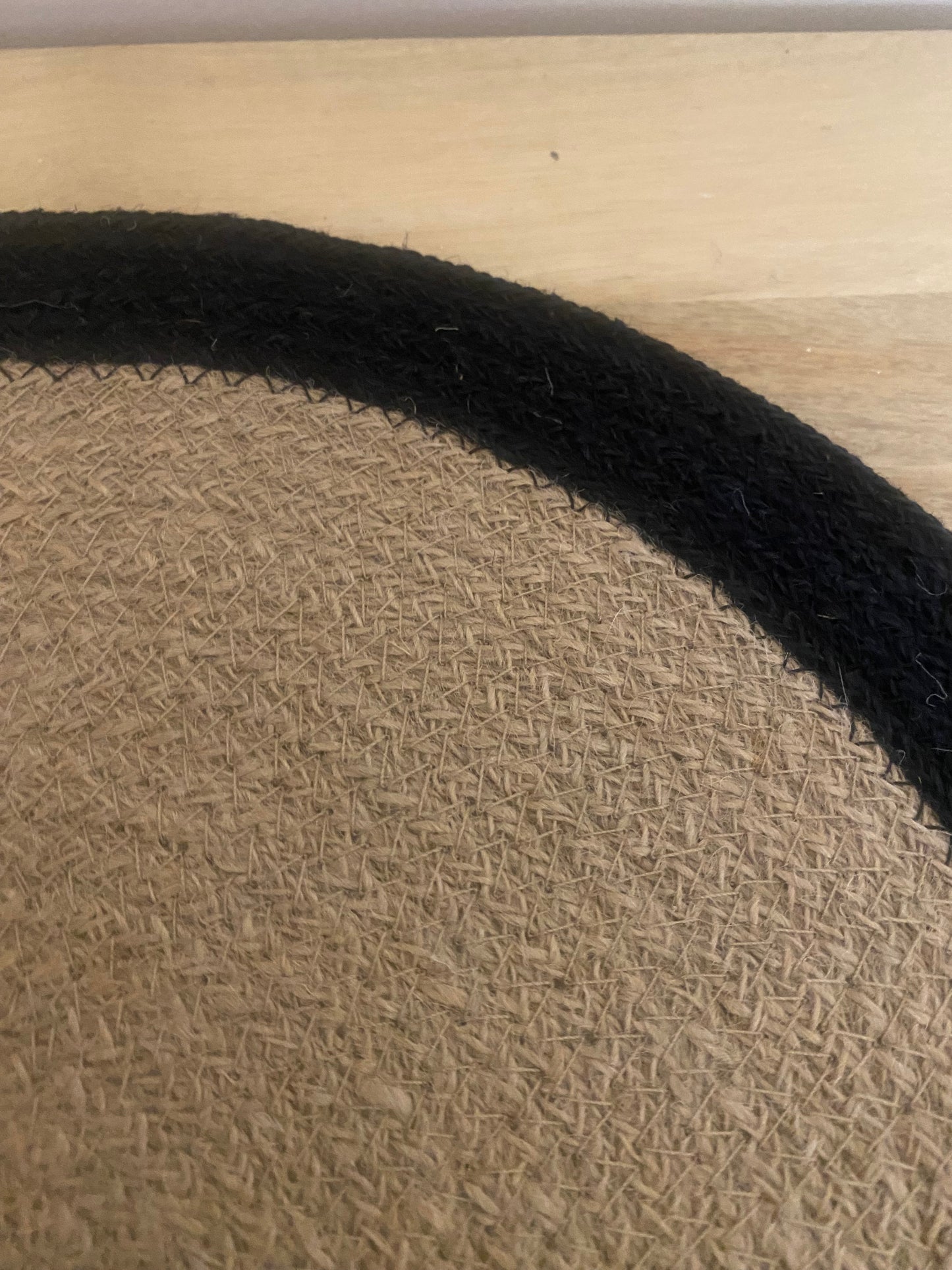 Large round natural jute centre / placemat with black edge 38 cm diameter