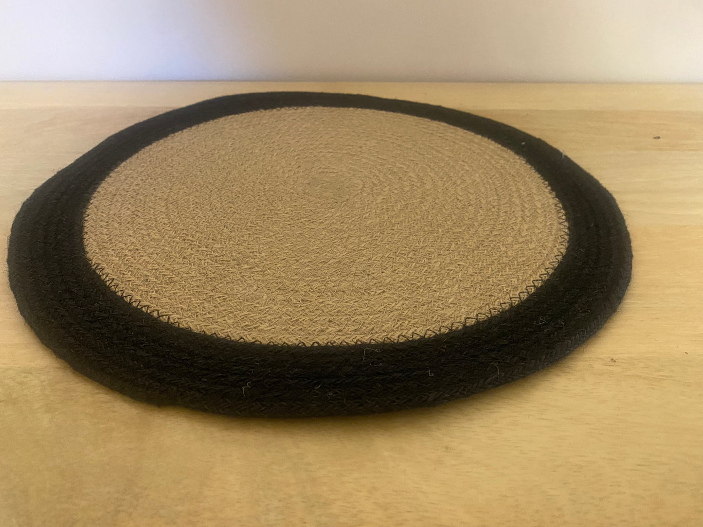 Large round natural jute centre / placemat with black edge 38 cm diameter