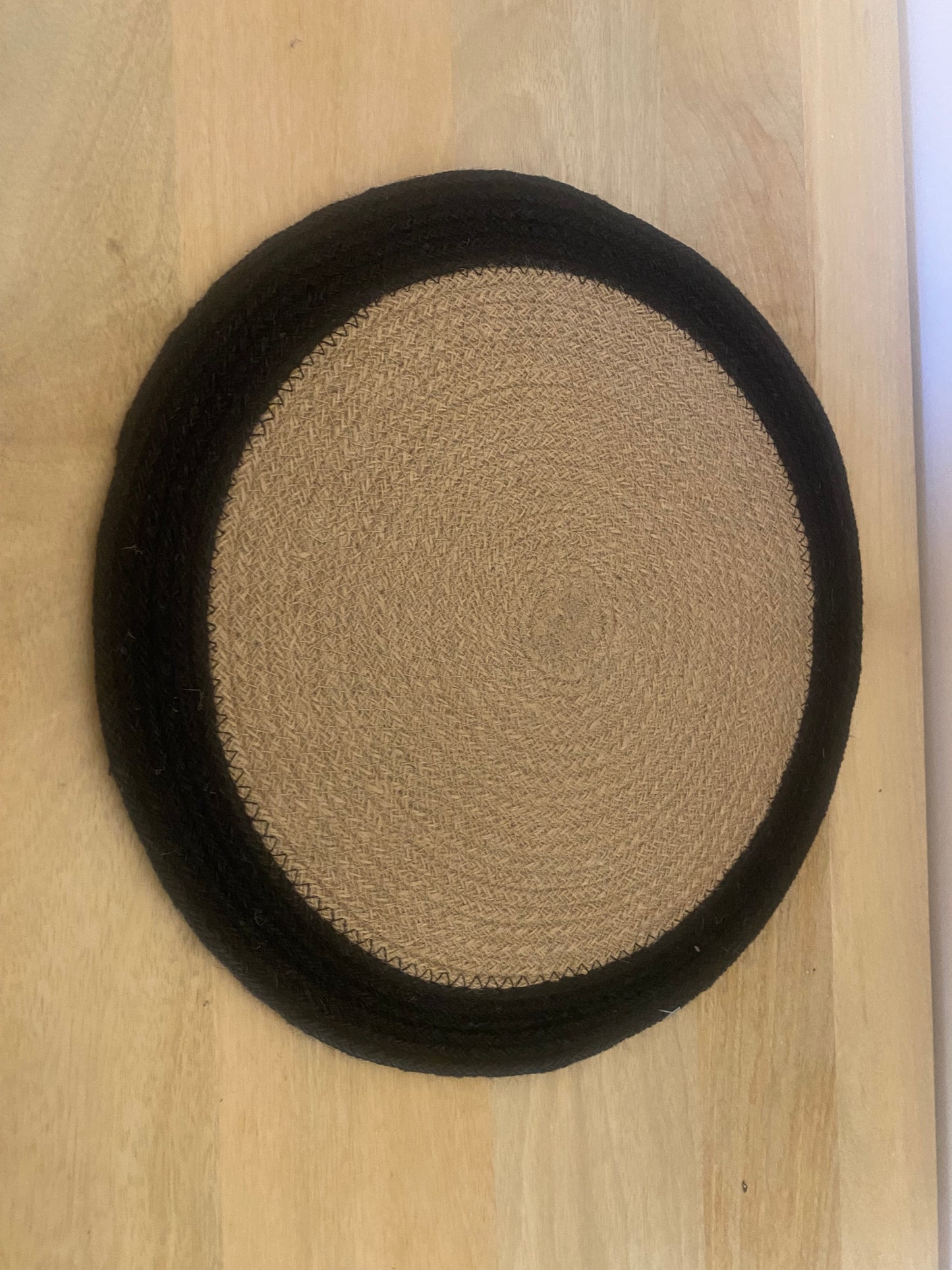 Large round natural jute centre / placemat with black edge 38 cm diameter